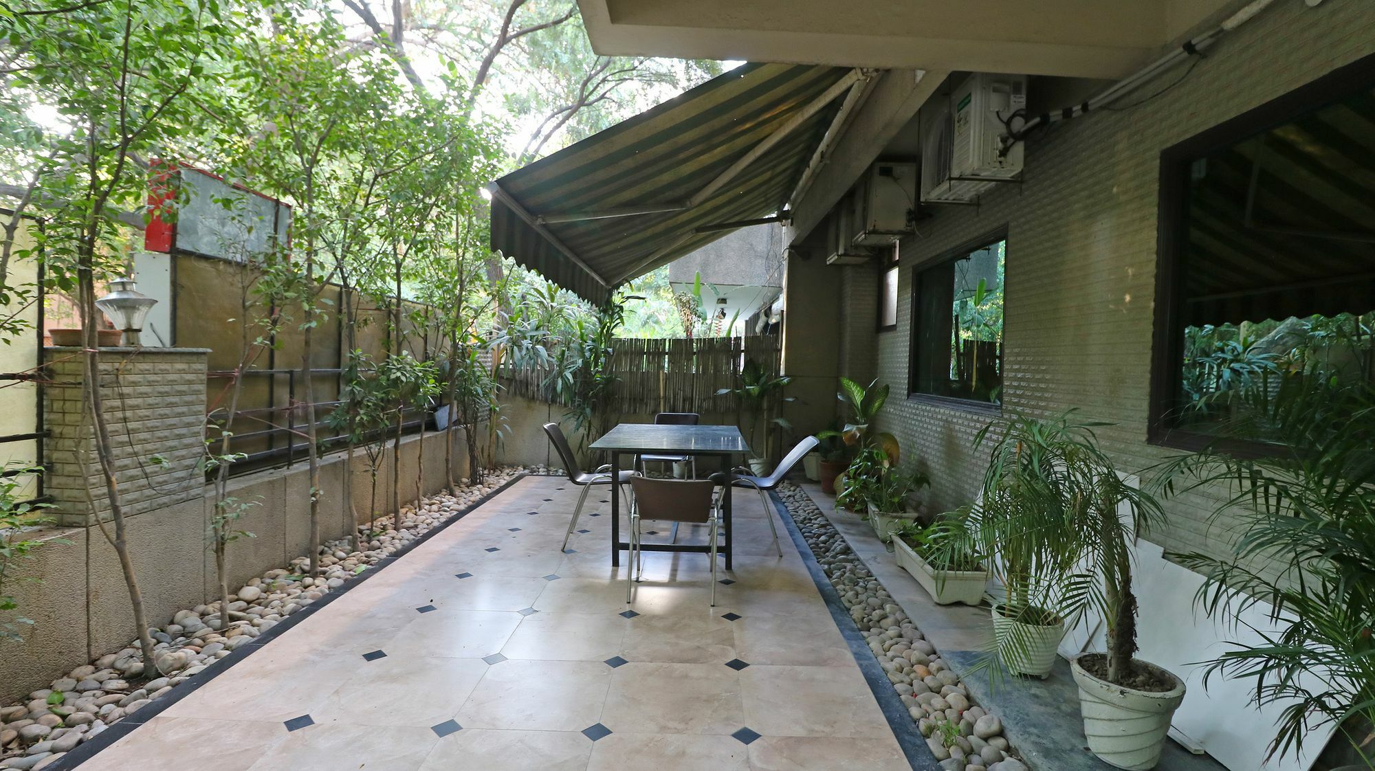 Hotel Chalet New Delhi Eksteriør billede