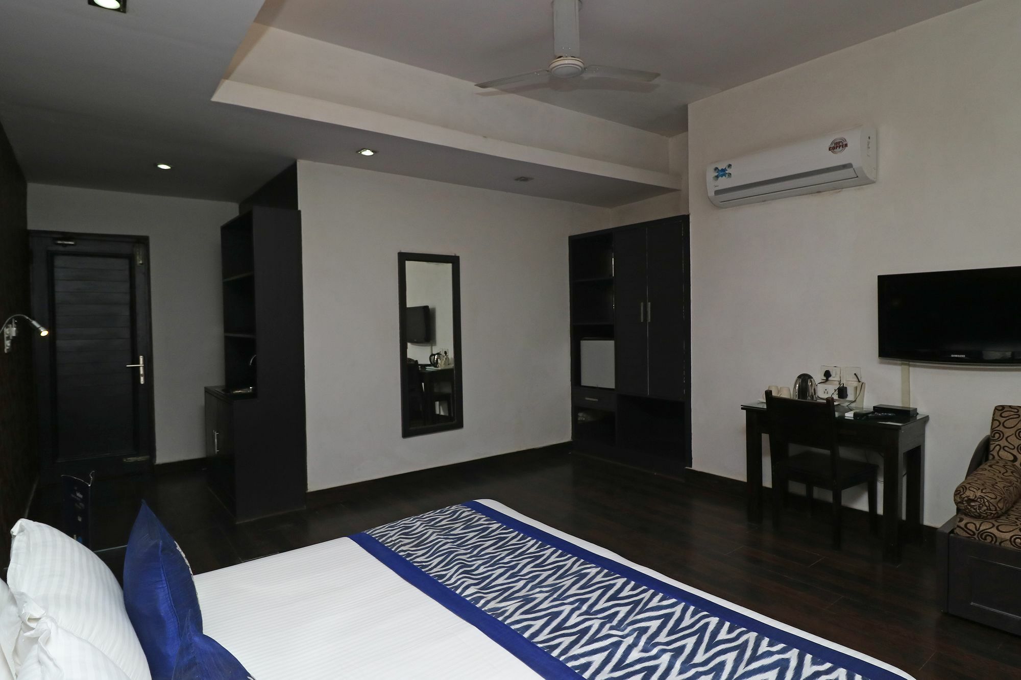 Hotel Chalet New Delhi Eksteriør billede